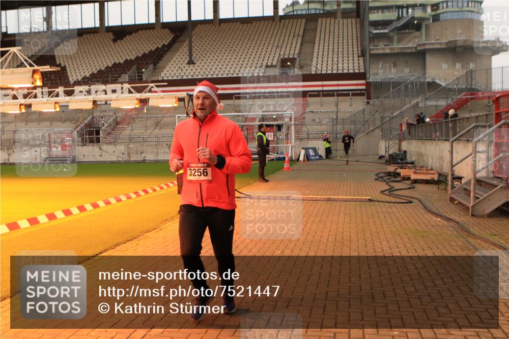 08.12.2024 - St. Pauli X-Mass-Run No. 14 Kathrin Stürmer Photography http://msf.ph/oto/7521447 08.12.2024 09:56:08 Ziel 799, 1852, 3256, 3261 meine-sportfotos.de