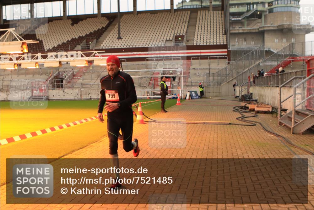 08.12.2024 - St. Pauli X-Mass-Run No. 14 Kathrin Stürmer Photography http://msf.ph/oto/7521485 08.12.2024 09:56:15 Ziel 799, 3256, 3261 meine-sportfotos.de