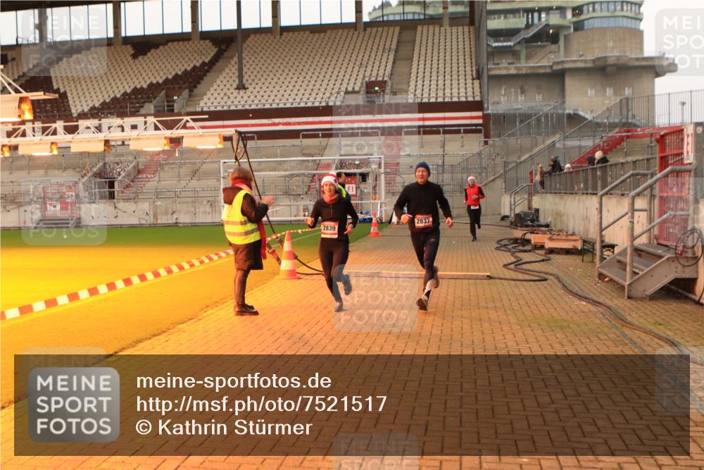 08.12.2024 - St. Pauli X-Mass-Run No. 14 Kathrin Stürmer Photography http://msf.ph/oto/7521517 08.12.2024 09:56:26 Ziel 288, 799, 2837, 2839, 3095 meine-sportfotos.de