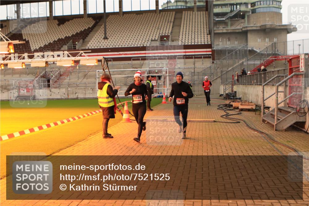 08.12.2024 - St. Pauli X-Mass-Run No. 14 Kathrin Stürmer Photography http://msf.ph/oto/7521525 08.12.2024 09:56:26 Ziel 288, 799, 2837, 2839, 3095 meine-sportfotos.de