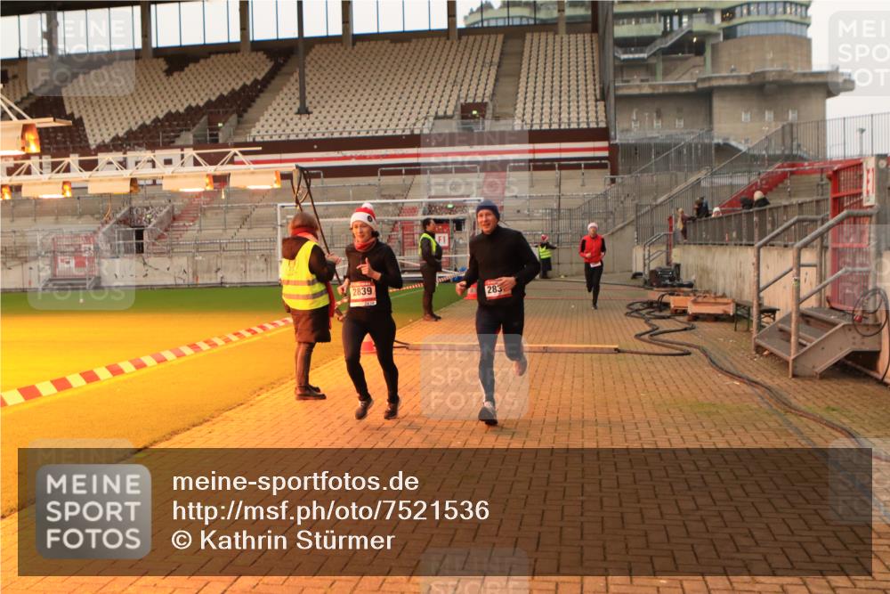 08.12.2024 - St. Pauli X-Mass-Run No. 14 Kathrin Stürmer Photography http://msf.ph/oto/7521536 08.12.2024 09:56:27 Ziel 288, 799, 2837, 2839, 3095 meine-sportfotos.de