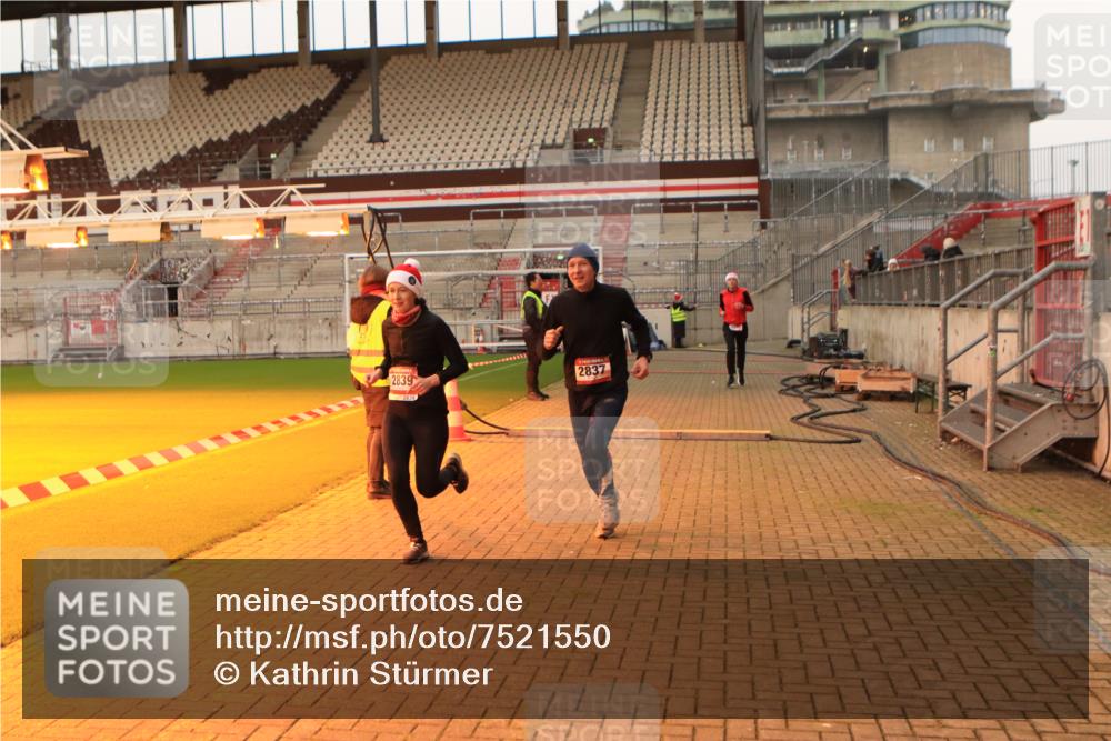 08.12.2024 - St. Pauli X-Mass-Run No. 14 Kathrin Stürmer Photography http://msf.ph/oto/7521550 08.12.2024 09:56:27 Ziel 288, 799, 2837, 2839, 3095 meine-sportfotos.de