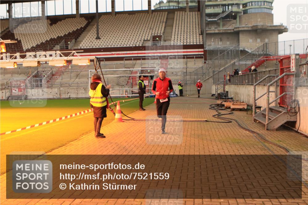 08.12.2024 - St. Pauli X-Mass-Run No. 14 Kathrin Stürmer Photography http://msf.ph/oto/7521559 08.12.2024 09:56:30 Ziel 288, 1754, 2837, 2839, 3095 meine-sportfotos.de