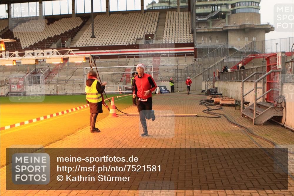 08.12.2024 - St. Pauli X-Mass-Run No. 14 Kathrin Stürmer Photography http://msf.ph/oto/7521581 08.12.2024 09:56:30 Ziel 288, 1754, 2837, 2839, 3095 meine-sportfotos.de