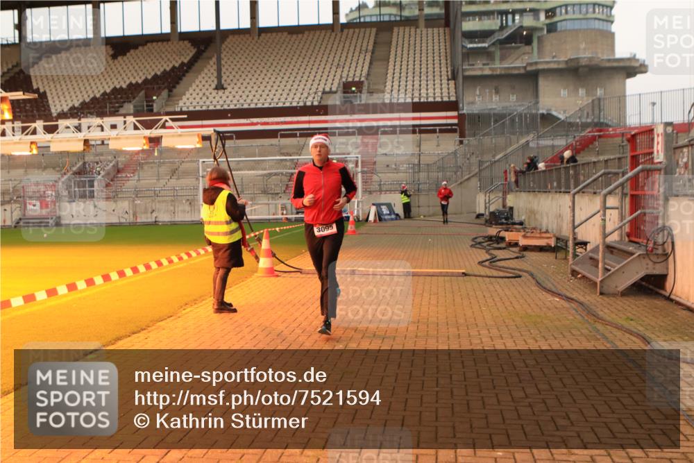 08.12.2024 - St. Pauli X-Mass-Run No. 14 Kathrin Stürmer Photography http://msf.ph/oto/7521594 08.12.2024 09:56:30 Ziel 288, 1754, 2837, 2839, 3095 meine-sportfotos.de