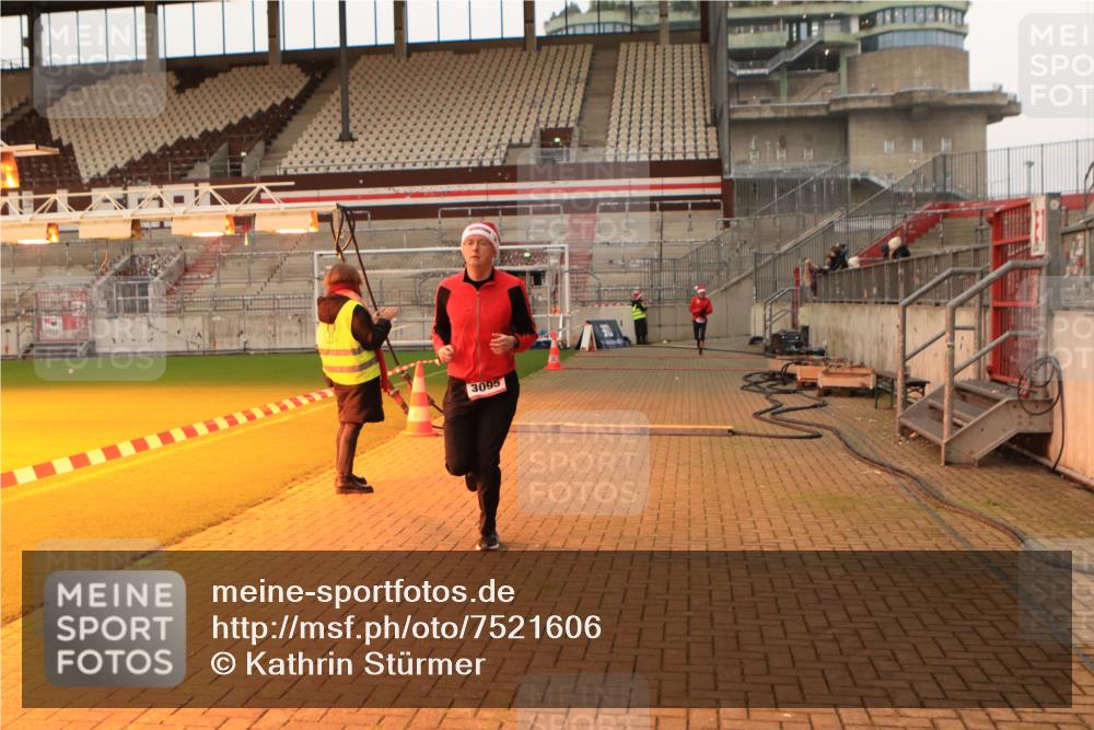 08.12.2024 - St. Pauli X-Mass-Run No. 14 Kathrin Stürmer Photography http://msf.ph/oto/7521606 08.12.2024 09:56:30 Ziel 288, 1754, 2837, 2839, 3095 meine-sportfotos.de