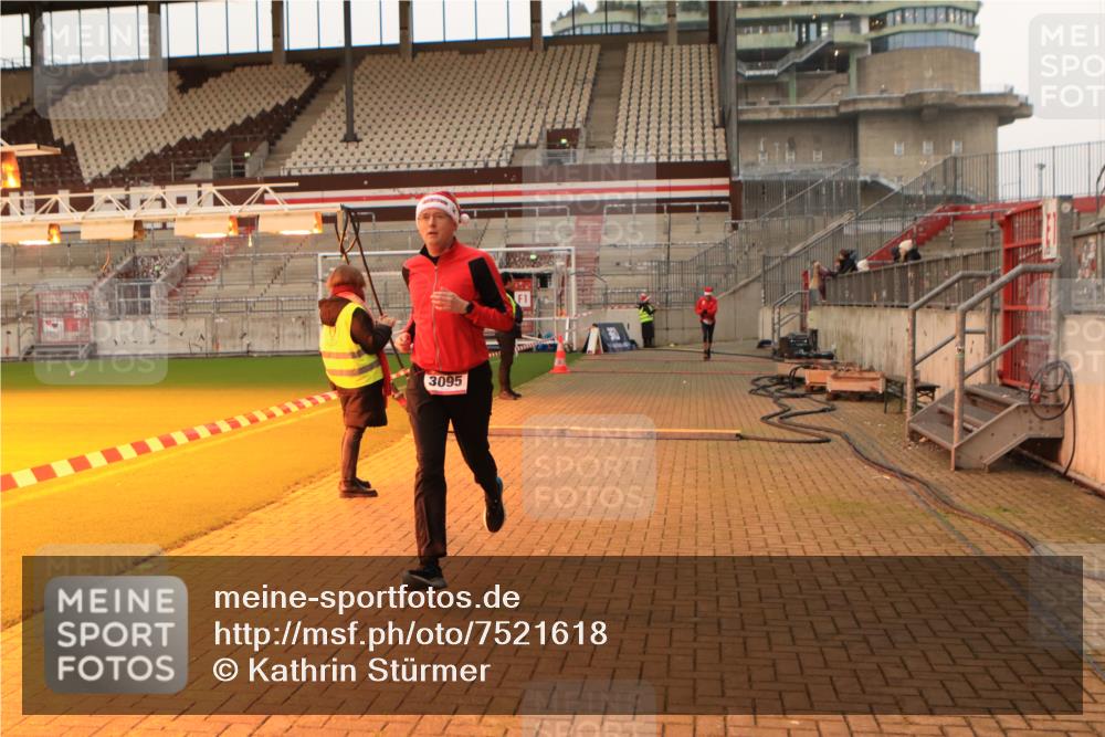08.12.2024 - St. Pauli X-Mass-Run No. 14 Kathrin Stürmer Photography http://msf.ph/oto/7521618 08.12.2024 09:56:31 Ziel 288, 1754, 2837, 2839, 3095 meine-sportfotos.de