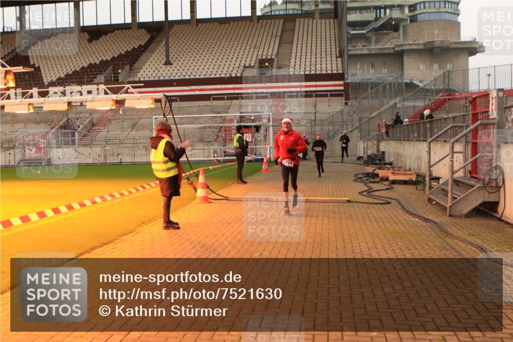 08.12.2024 - St. Pauli X-Mass-Run No. 14 Kathrin Stürmer Photography http://msf.ph/oto/7521630 08.12.2024 09:56:36 Ziel 288, 1741, 1754, 2837, 2839, 2956, 3095 meine-sportfotos.de