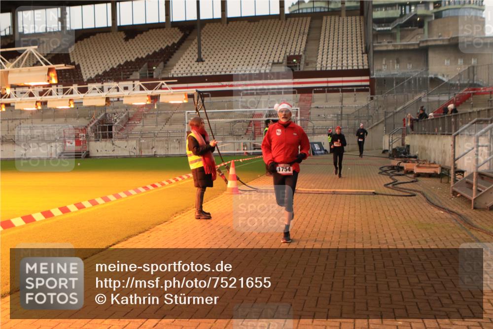 08.12.2024 - St. Pauli X-Mass-Run No. 14 Kathrin Stürmer Photography http://msf.ph/oto/7521655 08.12.2024 09:56:37 Ziel 1741, 1754, 2837, 2839, 2956, 3095 meine-sportfotos.de