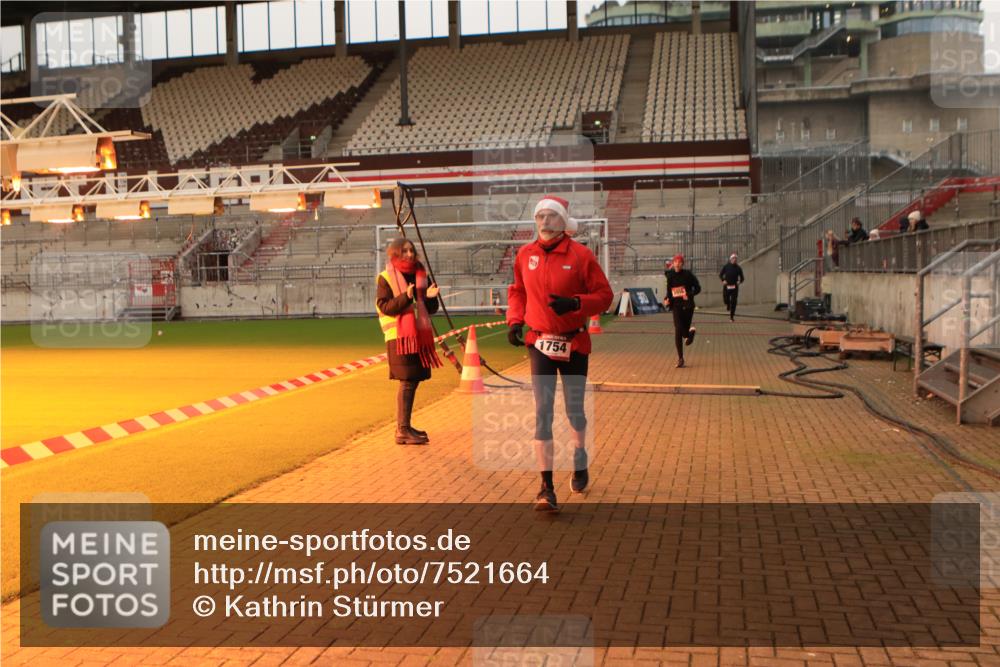 08.12.2024 - St. Pauli X-Mass-Run No. 14 Kathrin Stürmer Photography http://msf.ph/oto/7521664 08.12.2024 09:56:37 Ziel 1741, 1754, 2837, 2839, 2956, 3095 meine-sportfotos.de