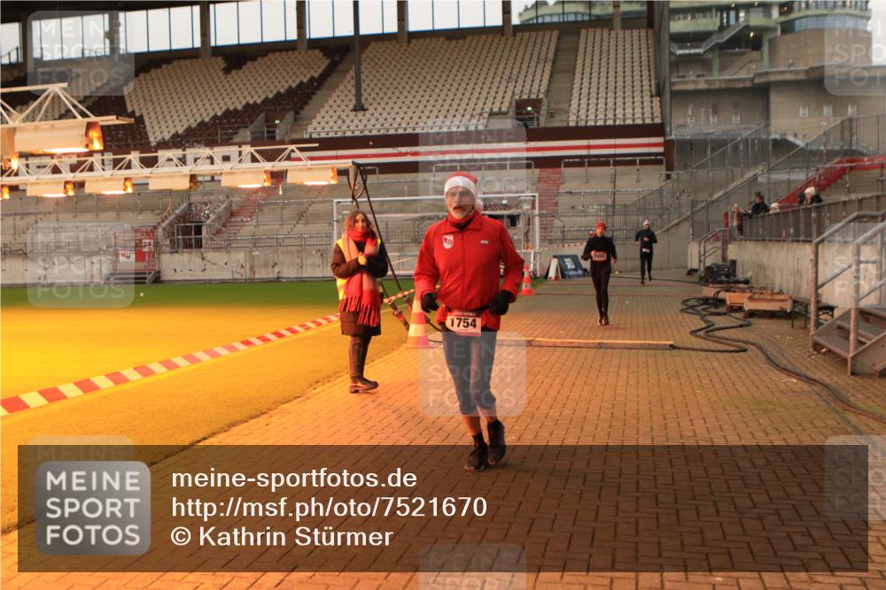 08.12.2024 - St. Pauli X-Mass-Run No. 14 Kathrin Stürmer Photography http://msf.ph/oto/7521670 08.12.2024 09:56:38 Ziel 1741, 1754, 2837, 2839, 2956, 3095 meine-sportfotos.de