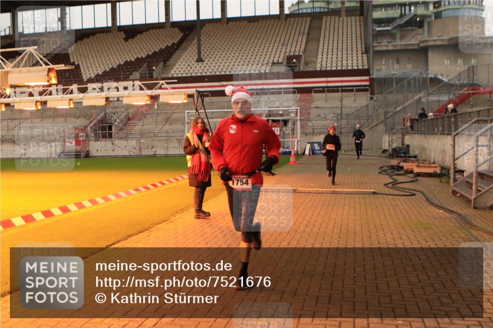 08.12.2024 - St. Pauli X-Mass-Run No. 14 Kathrin Stürmer Photography http://msf.ph/oto/7521676 08.12.2024 09:56:38 Ziel 1741, 1754, 2837, 2839, 2956, 3095 meine-sportfotos.de