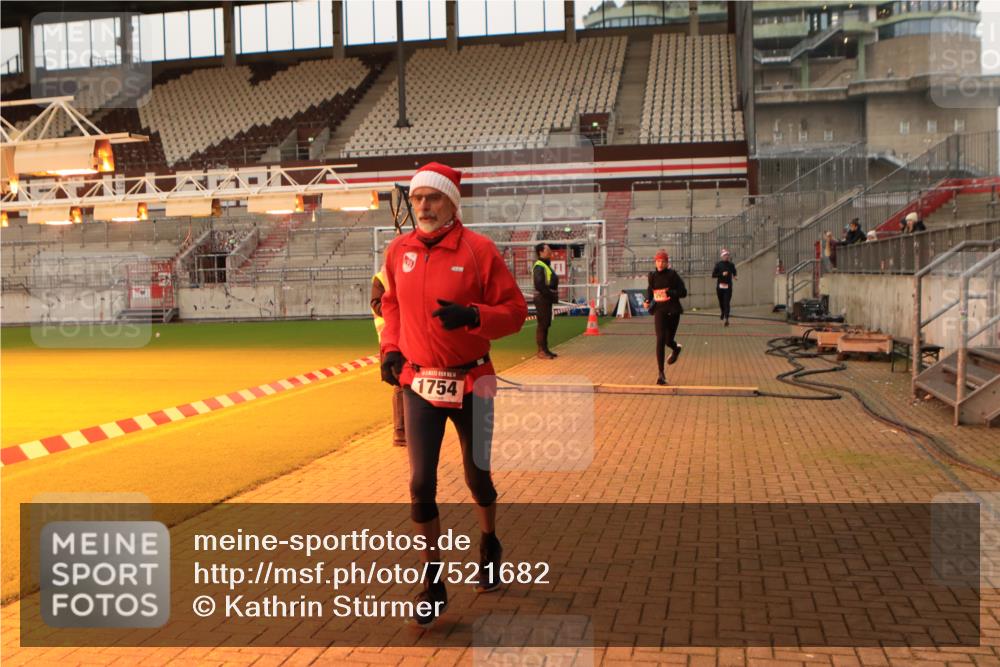 08.12.2024 - St. Pauli X-Mass-Run No. 14 Kathrin Stürmer Photography http://msf.ph/oto/7521682 08.12.2024 09:56:38 Ziel 1741, 1754, 2837, 2839, 2956, 3095 meine-sportfotos.de