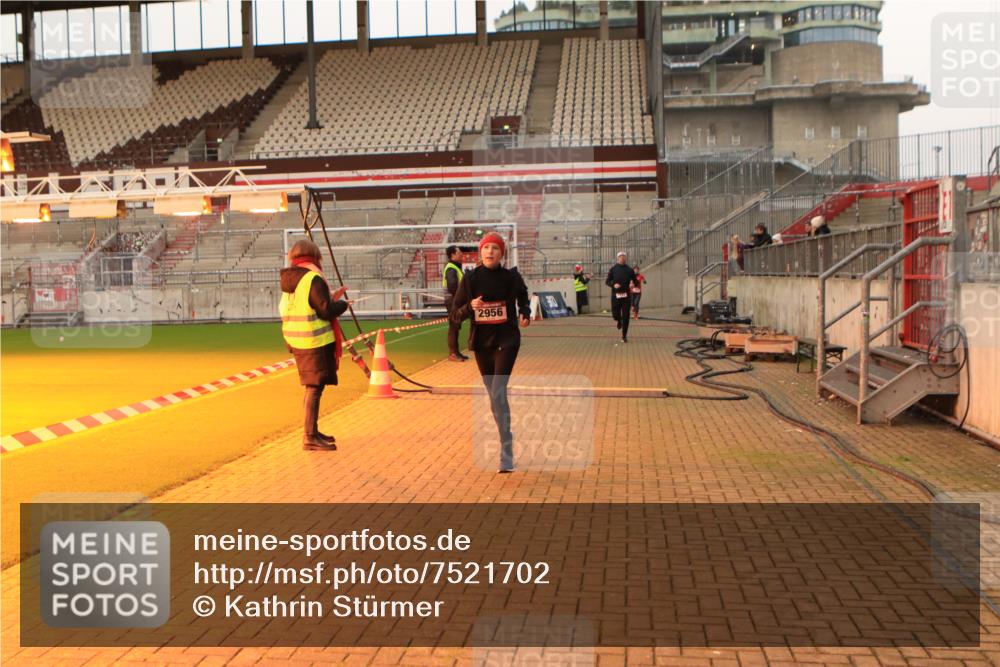 08.12.2024 - St. Pauli X-Mass-Run No. 14 Kathrin Stürmer Photography http://msf.ph/oto/7521702 08.12.2024 09:56:40 Ziel 384, 1741, 1754, 2956, 3095 meine-sportfotos.de