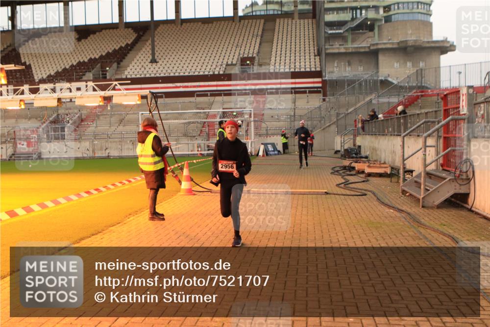 08.12.2024 - St. Pauli X-Mass-Run No. 14 Kathrin Stürmer Photography http://msf.ph/oto/7521707 08.12.2024 09:56:40 Ziel 384, 1741, 1754, 2956, 3095 meine-sportfotos.de