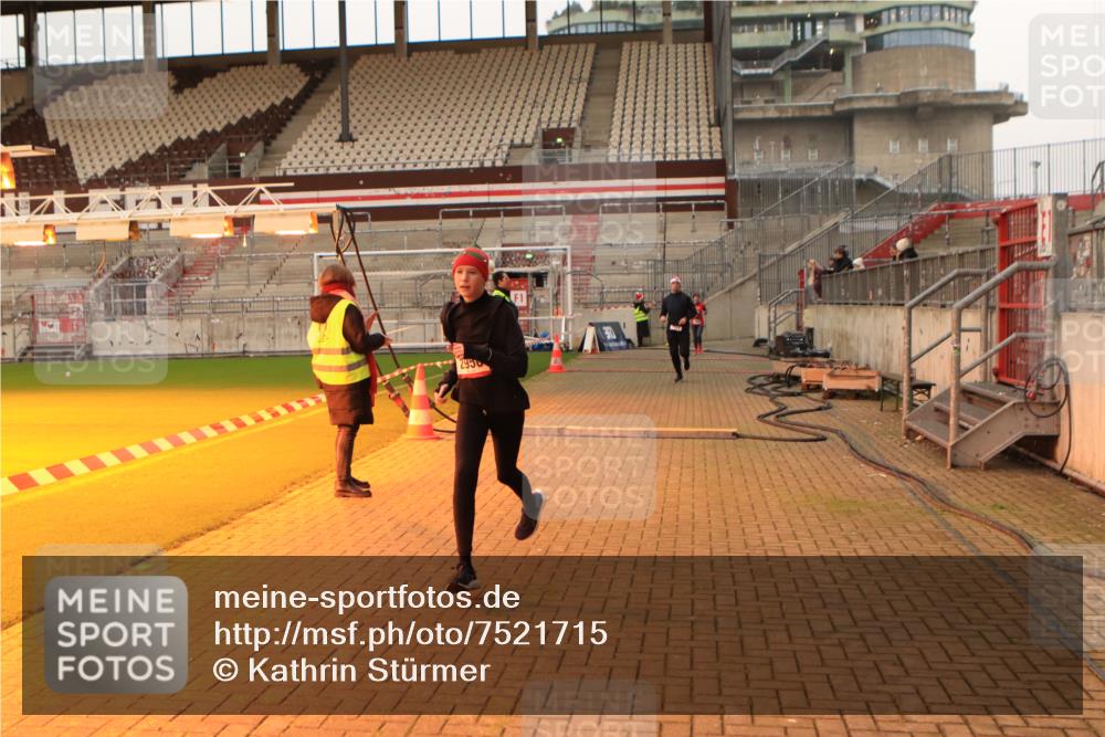 08.12.2024 - St. Pauli X-Mass-Run No. 14 Kathrin Stürmer Photography http://msf.ph/oto/7521715 08.12.2024 09:56:40 Ziel 384, 1741, 1754, 2956, 3095 meine-sportfotos.de
