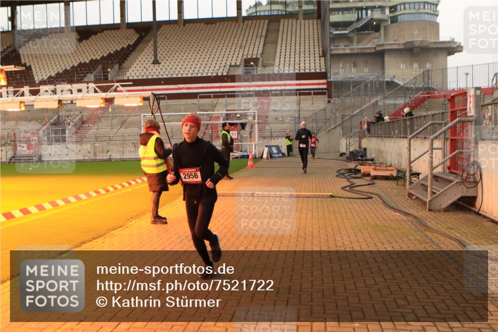 08.12.2024 - St. Pauli X-Mass-Run No. 14 Kathrin Stürmer Photography http://msf.ph/oto/7521722 08.12.2024 09:56:40 Ziel 384, 1741, 1754, 2956, 3095 meine-sportfotos.de