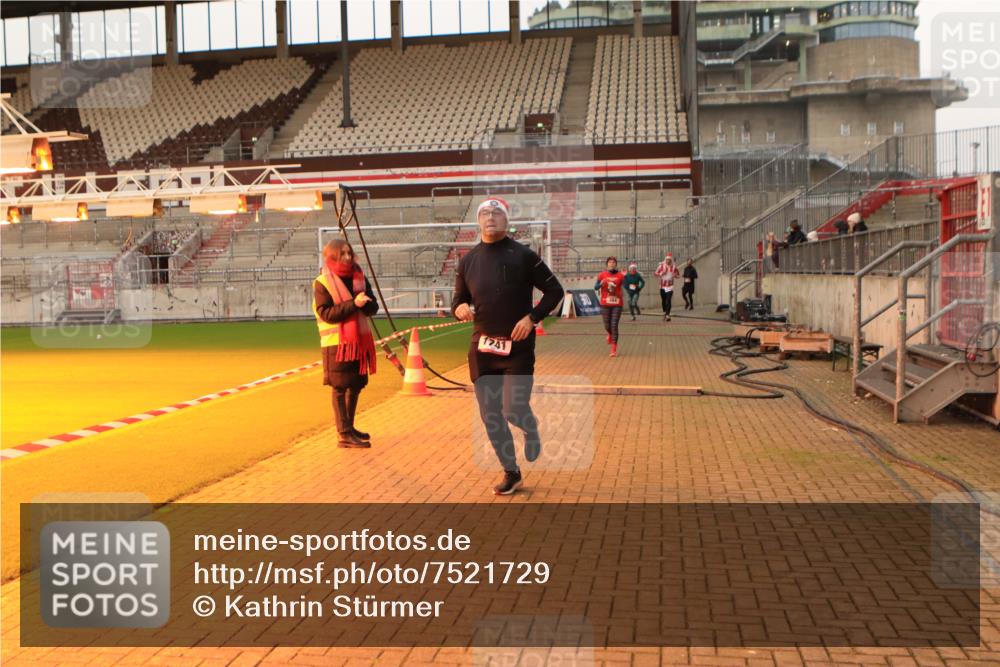 08.12.2024 - St. Pauli X-Mass-Run No. 14 Kathrin Stürmer Photography http://msf.ph/oto/7521729 08.12.2024 09:56:44 Ziel 364, 384, 420, 1741, 1754, 2956 meine-sportfotos.de