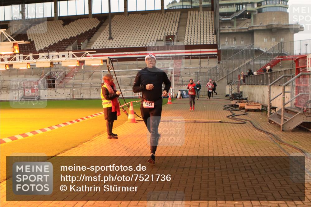 08.12.2024 - St. Pauli X-Mass-Run No. 14 Kathrin Stürmer Photography http://msf.ph/oto/7521736 08.12.2024 09:56:44 Ziel 364, 384, 420, 1741, 1754, 2956 meine-sportfotos.de