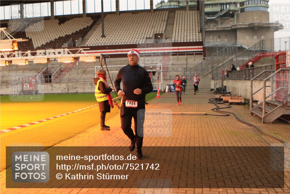 08.12.2024 - St. Pauli X-Mass-Run No. 14 Kathrin Stürmer Photography http://msf.ph/oto/7521742 08.12.2024 09:56:45 Ziel 364, 384, 420, 1741, 1754, 2956, 3139 meine-sportfotos.de
