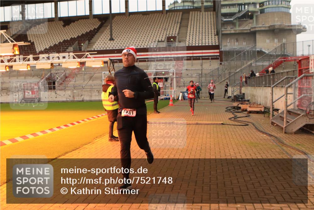 08.12.2024 - St. Pauli X-Mass-Run No. 14 Kathrin Stürmer Photography http://msf.ph/oto/7521748 08.12.2024 09:56:45 Ziel 364, 384, 420, 1741, 1754, 2956, 3139 meine-sportfotos.de