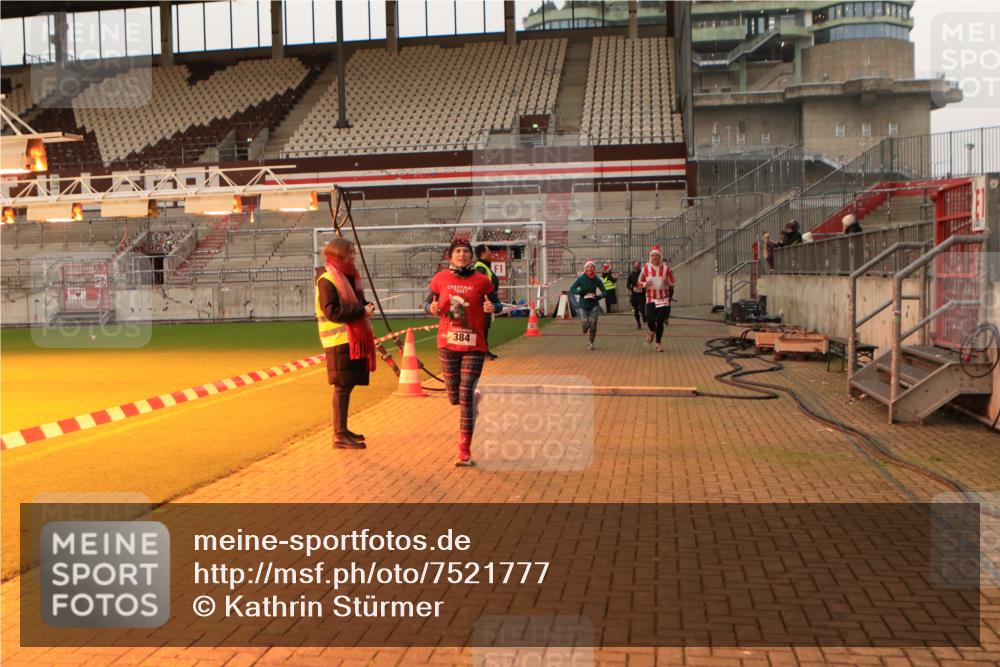 08.12.2024 - St. Pauli X-Mass-Run No. 14 Kathrin Stürmer Photography http://msf.ph/oto/7521777 08.12.2024 09:56:47 Ziel 364, 384, 420, 1741, 1754, 2956, 3022, 3139 meine-sportfotos.de