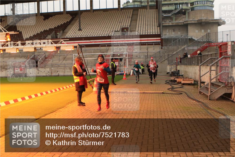 08.12.2024 - St. Pauli X-Mass-Run No. 14 Kathrin Stürmer Photography http://msf.ph/oto/7521783 08.12.2024 09:56:48 Ziel 364, 384, 420, 1741, 1754, 2956, 3022, 3139 meine-sportfotos.de