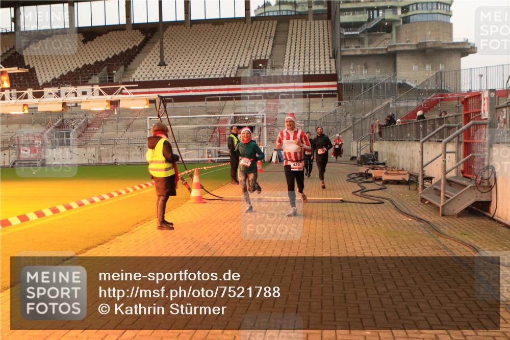 08.12.2024 - St. Pauli X-Mass-Run No. 14 Kathrin Stürmer Photography http://msf.ph/oto/7521788 08.12.2024 09:56:50 Ziel 364, 384, 420, 1291, 1741, 2267, 2956, 3022, 3139 meine-sportfotos.de