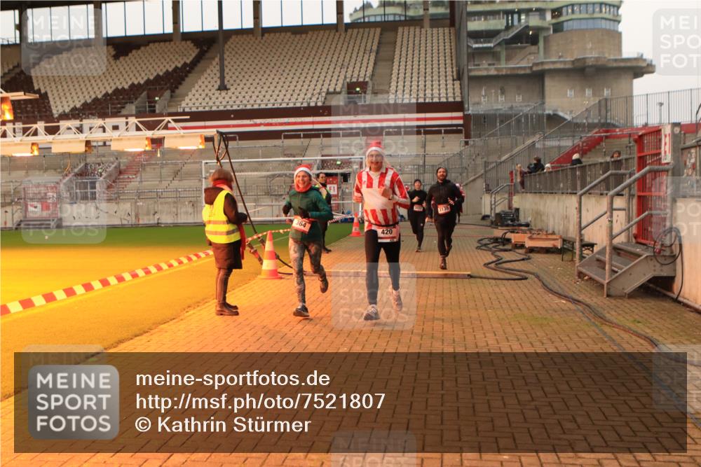08.12.2024 - St. Pauli X-Mass-Run No. 14 Kathrin Stürmer Photography http://msf.ph/oto/7521807 08.12.2024 09:56:50 Ziel 364, 384, 420, 1291, 1741, 2267, 2956, 3022, 3139 meine-sportfotos.de