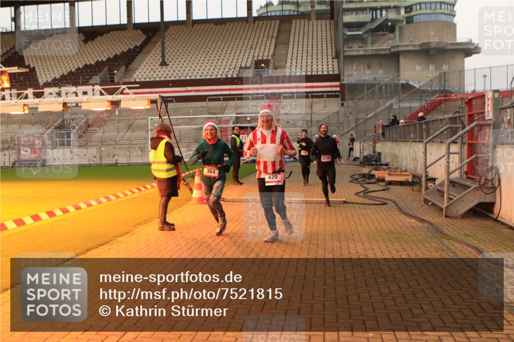 08.12.2024 - St. Pauli X-Mass-Run No. 14 Kathrin Stürmer Photography http://msf.ph/oto/7521815 08.12.2024 09:56:51 Ziel 364, 384, 420, 904, 1291, 1741, 2267, 2956, 3022, 3139 meine-sportfotos.de