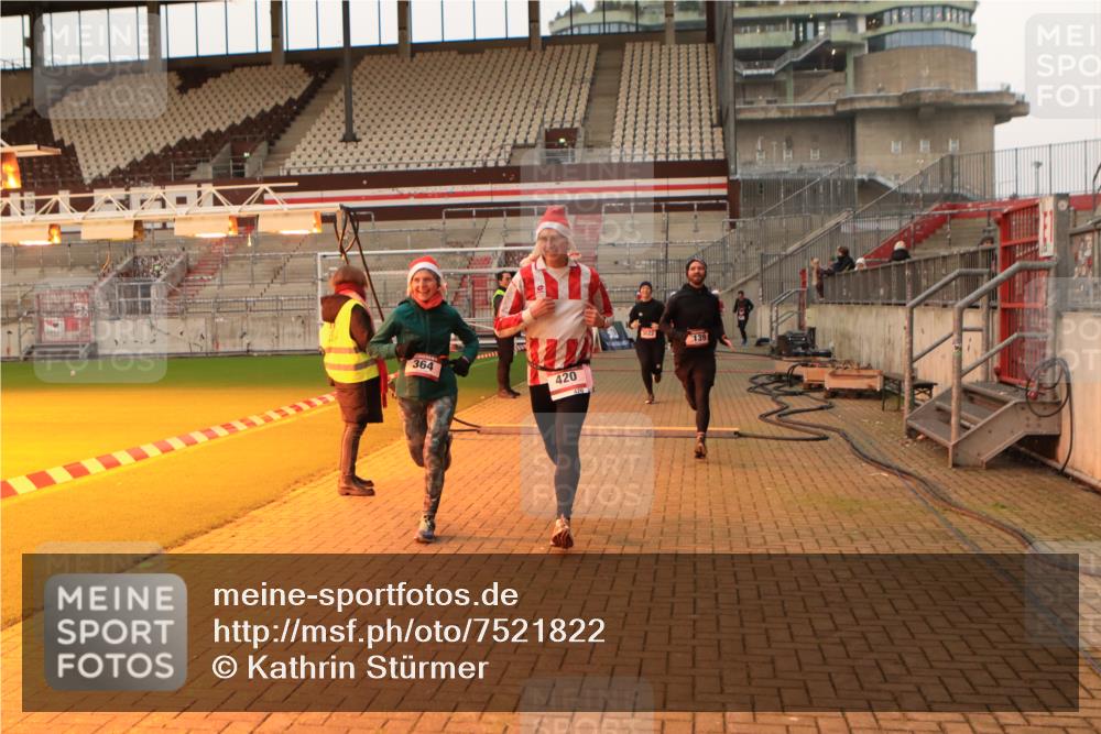 08.12.2024 - St. Pauli X-Mass-Run No. 14 Kathrin Stürmer Photography http://msf.ph/oto/7521822 08.12.2024 09:56:51 Ziel 364, 384, 420, 904, 1291, 1741, 2267, 2956, 3022, 3139 meine-sportfotos.de