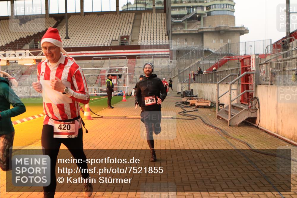 08.12.2024 - St. Pauli X-Mass-Run No. 14 Kathrin Stürmer Photography http://msf.ph/oto/7521855 08.12.2024 09:56:52 Ziel 364, 384, 420, 904, 1291, 1741, 1982, 2267, 2956, 3022, 3139 meine-sportfotos.de
