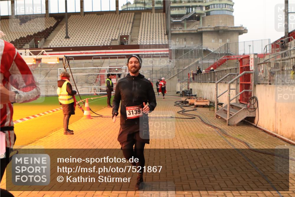 08.12.2024 - St. Pauli X-Mass-Run No. 14 Kathrin Stürmer Photography http://msf.ph/oto/7521867 08.12.2024 09:56:52 Ziel 364, 384, 420, 904, 1291, 1741, 1982, 2267, 2956, 3022, 3139 meine-sportfotos.de