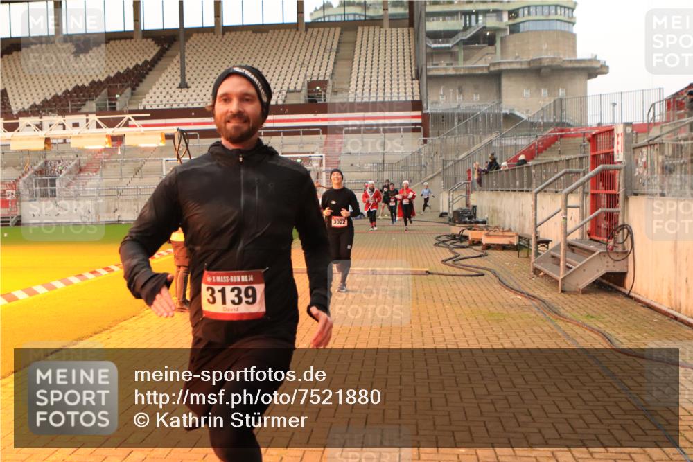 08.12.2024 - St. Pauli X-Mass-Run No. 14 Kathrin Stürmer Photography http://msf.ph/oto/7521880 08.12.2024 09:56:53 Ziel 364, 384, 420, 755, 904, 1291, 1741, 1982, 2267, 2956, 3022, 3139 meine-sportfotos.de