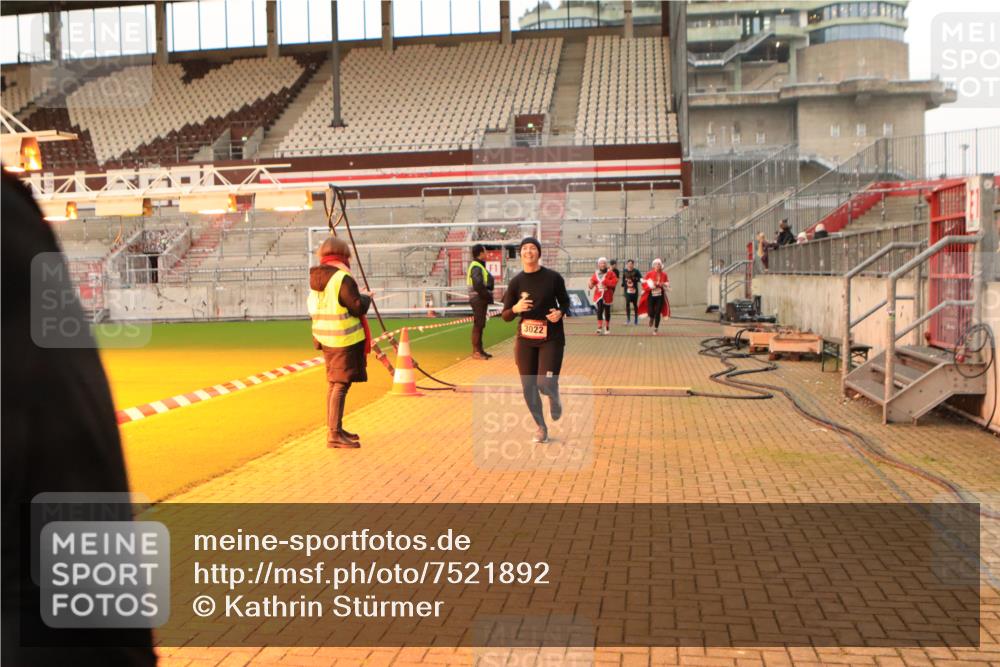 08.12.2024 - St. Pauli X-Mass-Run No. 14 Kathrin Stürmer Photography http://msf.ph/oto/7521892 08.12.2024 09:56:53 Ziel 364, 384, 420, 755, 904, 1291, 1741, 1982, 2267, 2956, 3022, 3139 meine-sportfotos.de