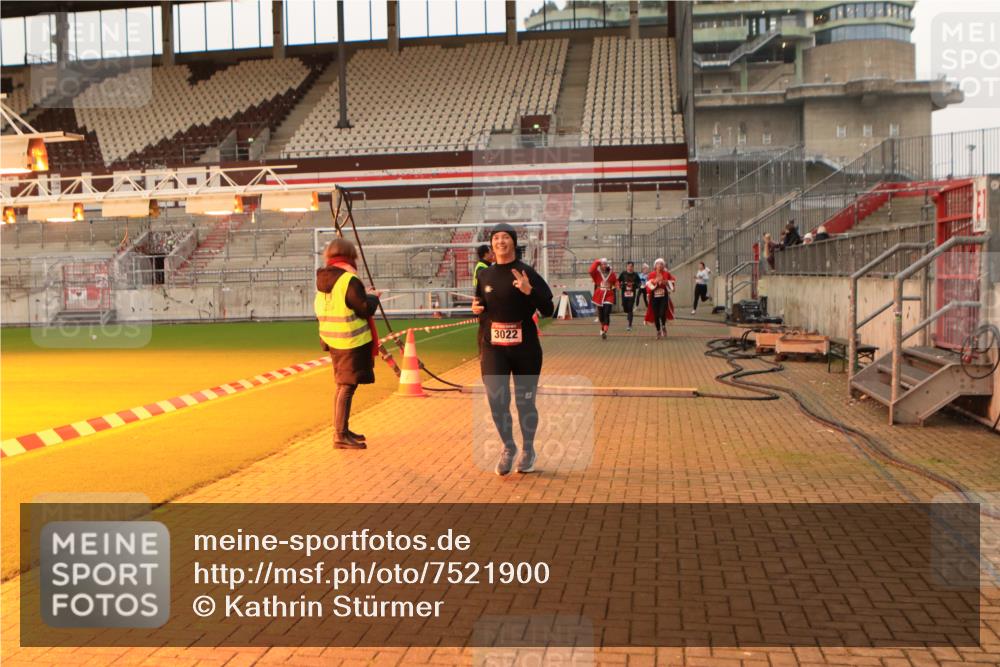 08.12.2024 - St. Pauli X-Mass-Run No. 14 Kathrin Stürmer Photography http://msf.ph/oto/7521900 08.12.2024 09:56:53 Ziel 364, 384, 420, 755, 904, 1291, 1741, 1982, 2267, 2956, 3022, 3139 meine-sportfotos.de