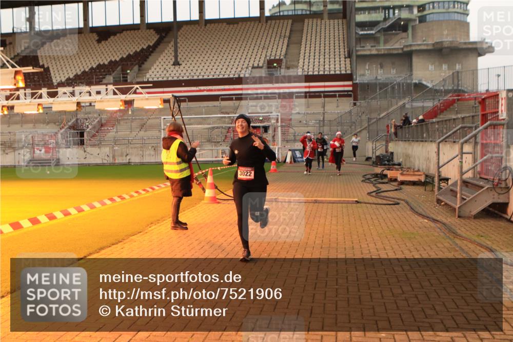 08.12.2024 - St. Pauli X-Mass-Run No. 14 Kathrin Stürmer Photography http://msf.ph/oto/7521906 08.12.2024 09:56:54 Ziel 364, 384, 420, 755, 763, 904, 1291, 1741, 1982, 2267, 3022, 3139 meine-sportfotos.de