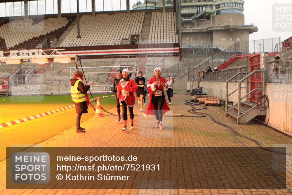 08.12.2024 - St. Pauli X-Mass-Run No. 14 Kathrin Stürmer Photography http://msf.ph/oto/7521931 08.12.2024 09:56:58 Ziel 364, 384, 420, 755, 763, 904, 1291, 1982, 2267, 3022, 3139, 3162 meine-sportfotos.de