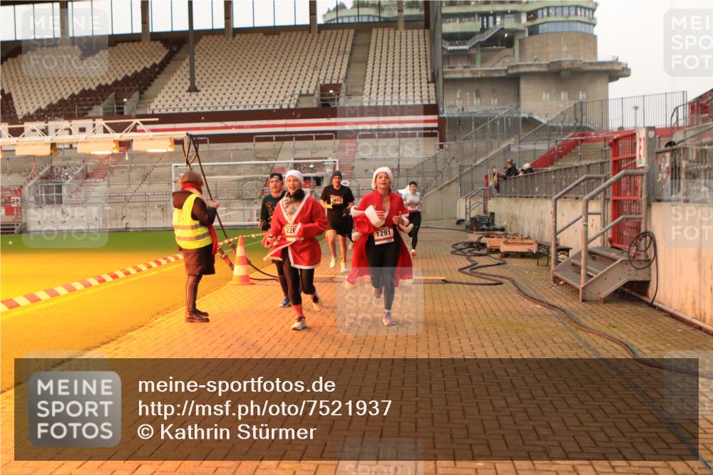08.12.2024 - St. Pauli X-Mass-Run No. 14 Kathrin Stürmer Photography http://msf.ph/oto/7521937 08.12.2024 09:56:58 Ziel 364, 384, 420, 755, 763, 904, 1291, 1982, 2267, 3022, 3139, 3162 meine-sportfotos.de