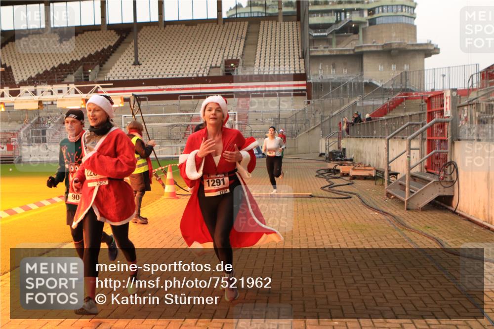08.12.2024 - St. Pauli X-Mass-Run No. 14 Kathrin Stürmer Photography http://msf.ph/oto/7521962 08.12.2024 09:56:59 Ziel 364, 384, 420, 755, 763, 904, 1291, 1982, 2267, 3022, 3139, 3162 meine-sportfotos.de