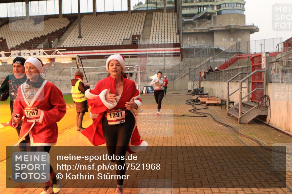 08.12.2024 - St. Pauli X-Mass-Run No. 14 Kathrin Stürmer Photography http://msf.ph/oto/7521968 08.12.2024 09:56:59 Ziel 364, 384, 420, 755, 763, 904, 1291, 1982, 2267, 3022, 3139, 3162 meine-sportfotos.de