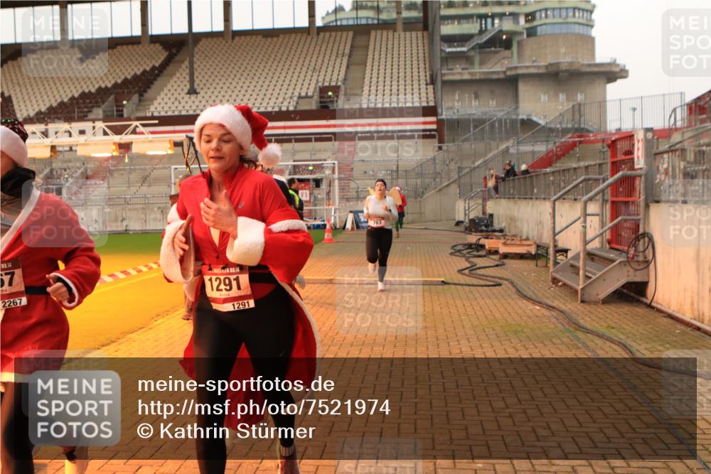 08.12.2024 - St. Pauli X-Mass-Run No. 14 Kathrin Stürmer Photography http://msf.ph/oto/7521974 08.12.2024 09:56:59 Ziel 364, 384, 420, 755, 763, 904, 1291, 1982, 2267, 3022, 3139, 3162 meine-sportfotos.de
