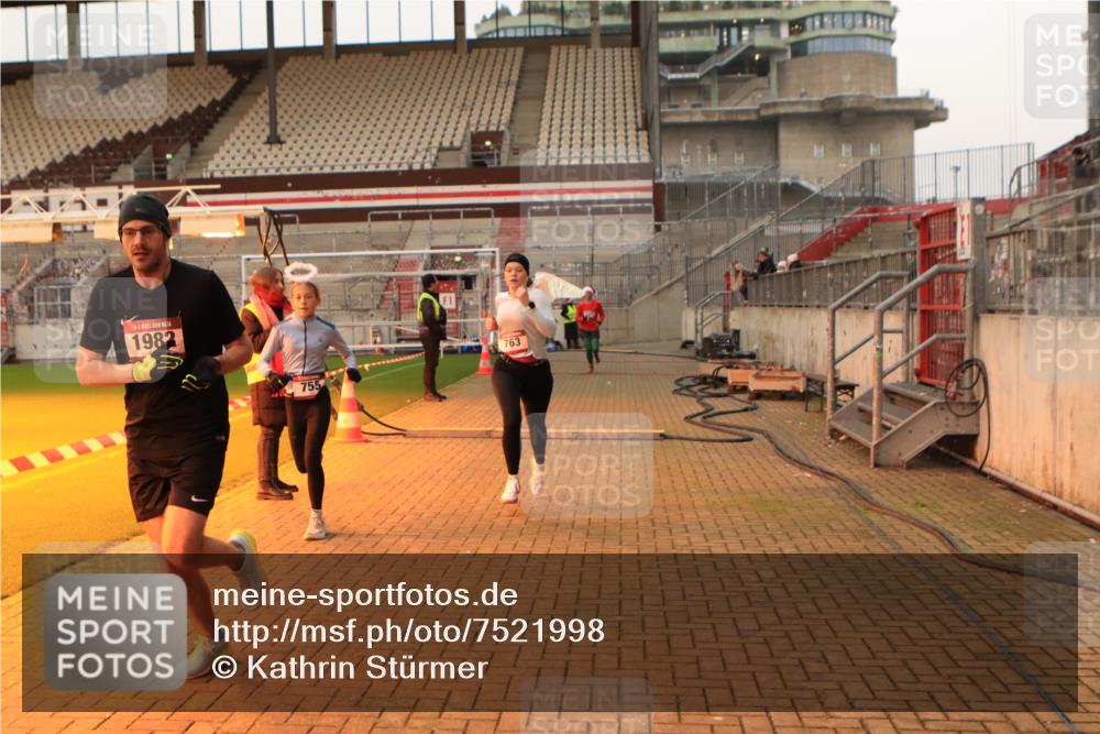 08.12.2024 - St. Pauli X-Mass-Run No. 14 Kathrin Stürmer Photography http://msf.ph/oto/7521998 08.12.2024 09:57:00 Ziel 364, 420, 755, 763, 904, 1291, 1982, 2267, 3022, 3139, 3162 meine-sportfotos.de
