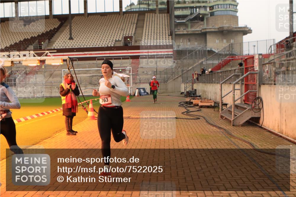 08.12.2024 - St. Pauli X-Mass-Run No. 14 Kathrin Stürmer Photography http://msf.ph/oto/7522025 08.12.2024 09:57:01 Ziel 364, 420, 755, 763, 904, 1291, 1982, 2267, 3022, 3139, 3162 meine-sportfotos.de