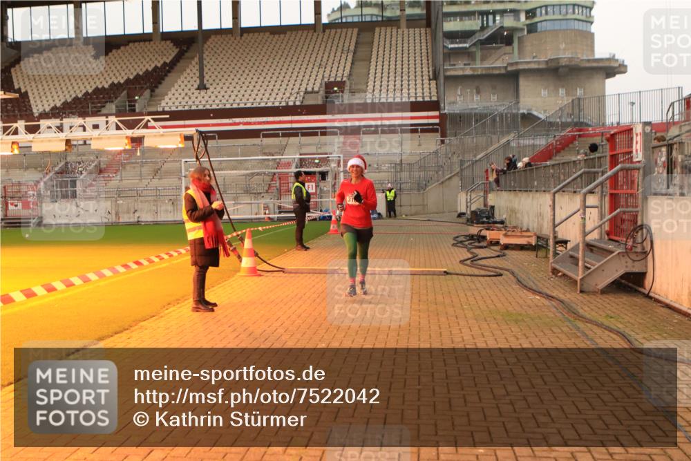 08.12.2024 - St. Pauli X-Mass-Run No. 14 Kathrin Stürmer Photography http://msf.ph/oto/7522042 08.12.2024 09:57:04 Ziel 755, 763, 904, 1291, 1982, 2267, 3022, 3139, 3162 meine-sportfotos.de