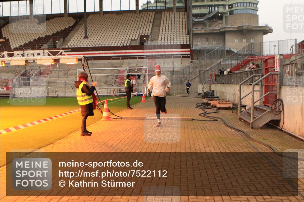 08.12.2024 - St. Pauli X-Mass-Run No. 14 Kathrin Stürmer Photography http://msf.ph/oto/7522112 08.12.2024 09:57:23 Ziel 391, 3258 meine-sportfotos.de