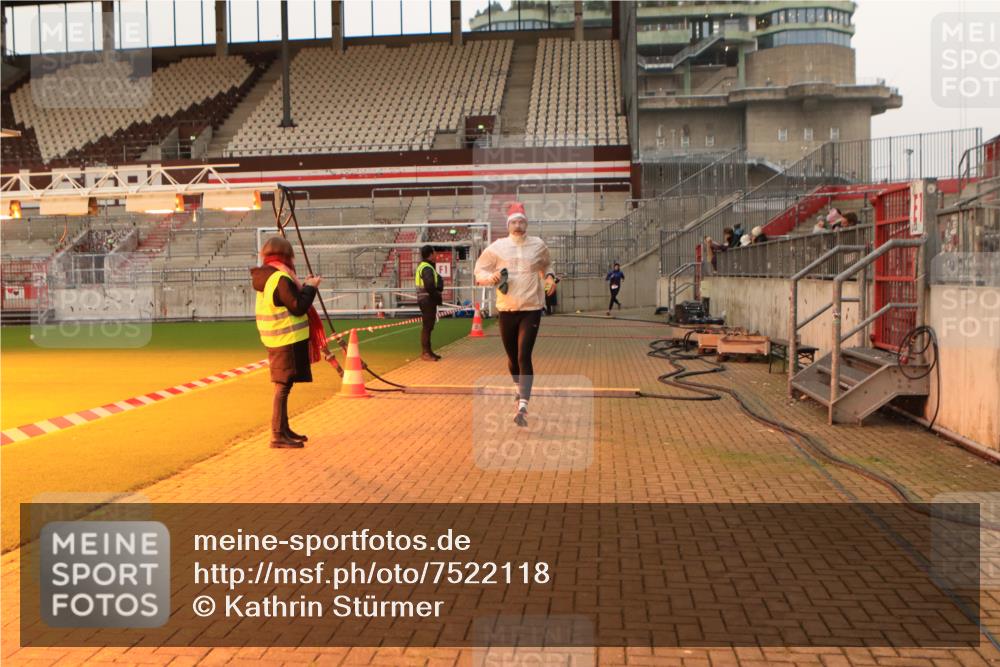 08.12.2024 - St. Pauli X-Mass-Run No. 14 Kathrin Stürmer Photography http://msf.ph/oto/7522118 08.12.2024 09:57:23 Ziel 391, 3258 meine-sportfotos.de