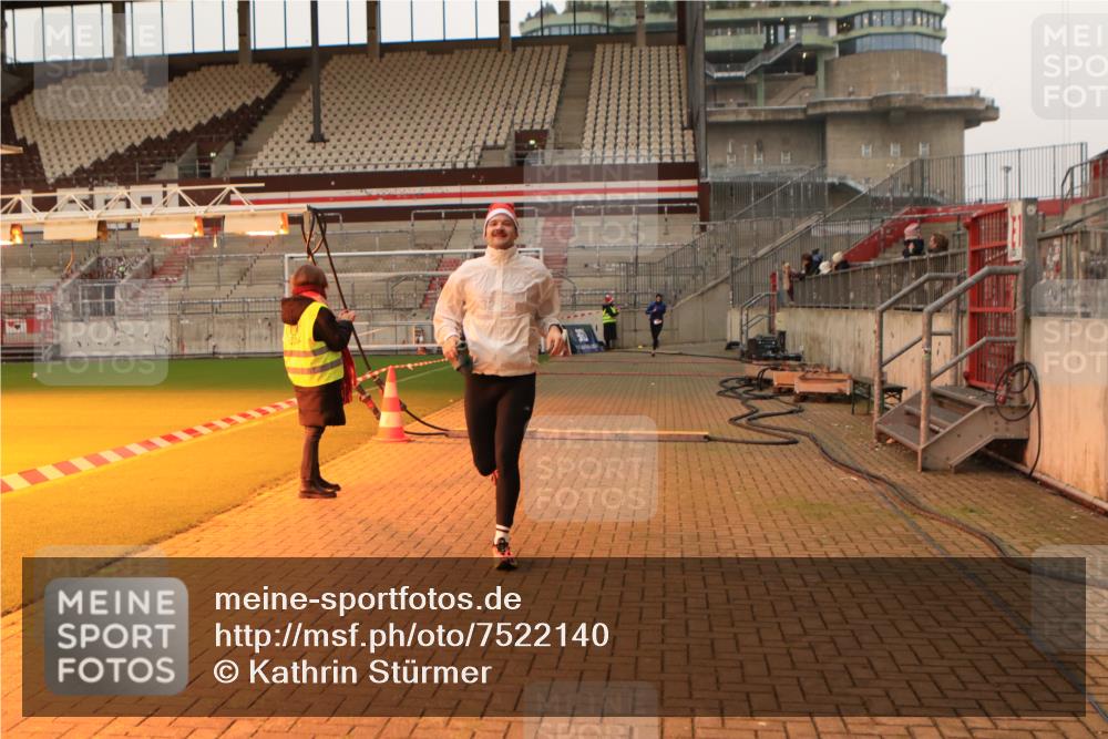 08.12.2024 - St. Pauli X-Mass-Run No. 14 Kathrin Stürmer Photography http://msf.ph/oto/7522140 08.12.2024 09:57:24 Ziel 391, 3258 meine-sportfotos.de