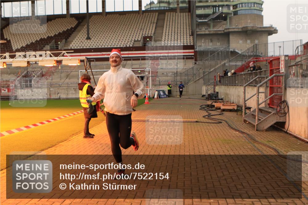 08.12.2024 - St. Pauli X-Mass-Run No. 14 Kathrin Stürmer Photography http://msf.ph/oto/7522154 08.12.2024 09:57:24 Ziel 391, 3258 meine-sportfotos.de
