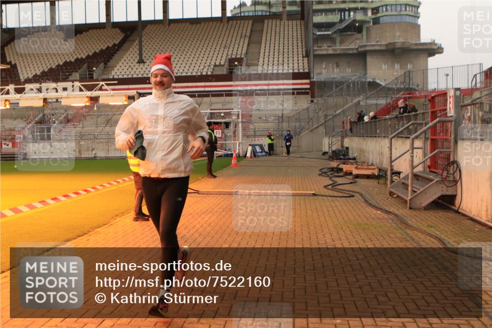 08.12.2024 - St. Pauli X-Mass-Run No. 14 Kathrin Stürmer Photography http://msf.ph/oto/7522160 08.12.2024 09:57:24 Ziel 391, 3258 meine-sportfotos.de